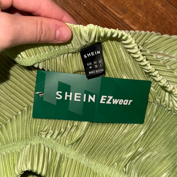 Silky shiny comfy shorts - Picture 3 of 4